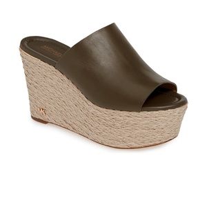 Gorgeous. Michael Kors wedge sandals 👡
